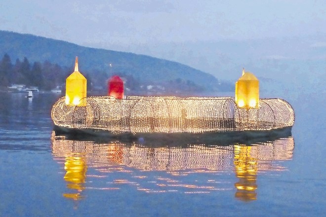 Plavajoči adventni venec je simbol adventa v Vrbi.