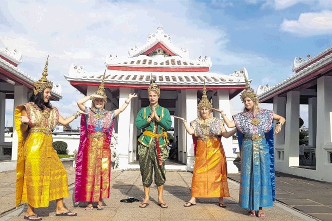 Ekipa v tradicionalnih tajskih oblačilih