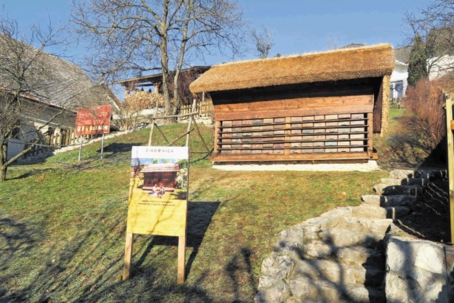 Rojstne hiše Antona Janše na Breznici danes ni več, čebelnjak, v katerem je mojster čebelaril, je tam stal do leta 1877....