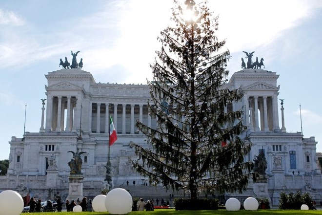  Božično drevo v Rimu spominja na straniščno ščetko