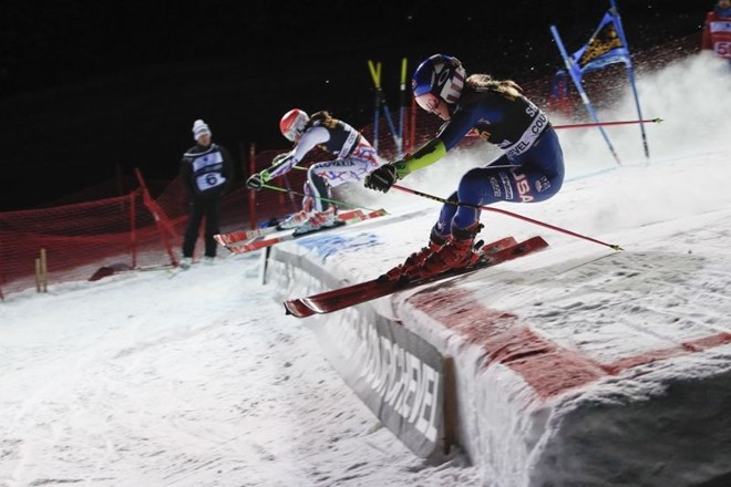 Najbolje je s slalomskimi dvoboji opravila 22-letna Američanka Mikaela Shiffrin (desno), ki je v finalu s štirimi stotinkami...