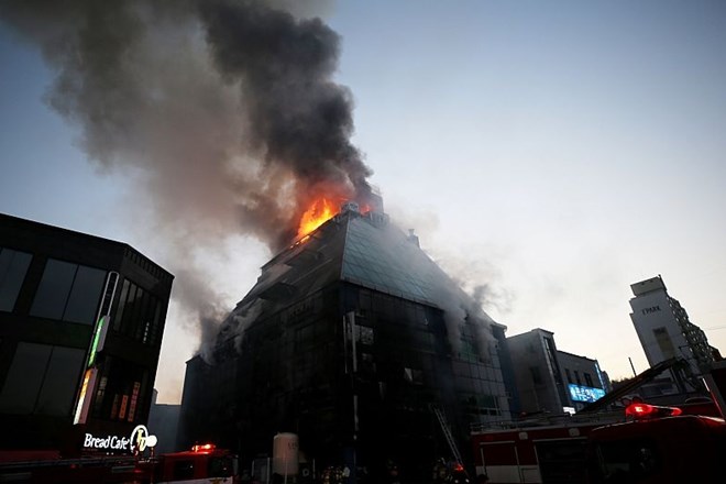 V Južni Koreji v požaru v športnem centru umrlo 29 ljudi 