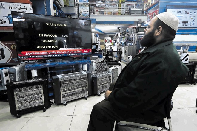 Palestinci so glasovanje v OZN v neposrednem prenosu  spremljali tudi v prodajalnah s tehničnim blagom v Gazi.