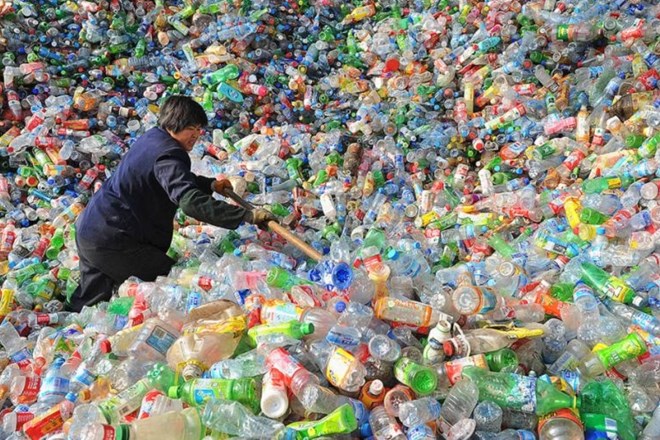 Leta 2017 je Kitajska skupno uvozila 7.3 milijonov ton odpadne plastike iz  Velike Britanije, ZDA in Japonske.