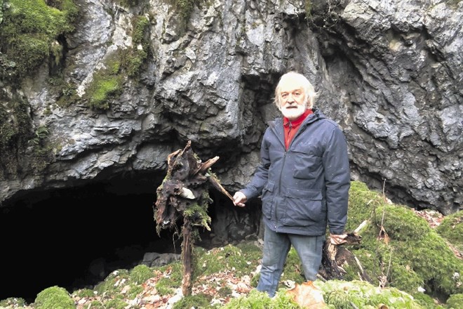 Boris Čok pred vhodom v jamo Triglavca, nekdanje staroversko svetišče sredi kraških gmajn. Že nekaj let jamo čuva lesena...