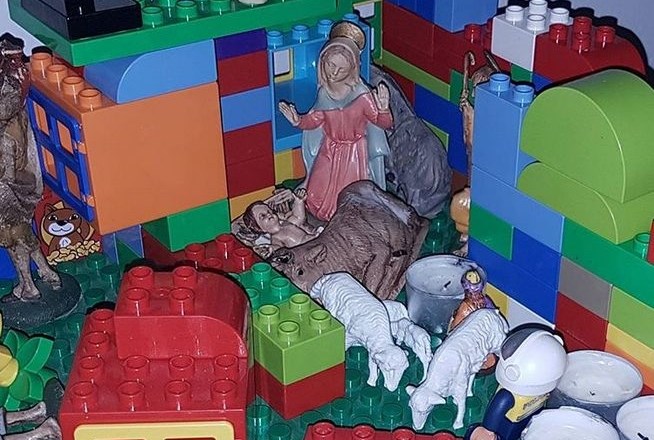 Če od koga, bi dovršeno fotografijo skrbno inštaliranih božičnih jaslic pričakovali od krščanskega medija, posebno od novega,...