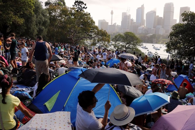 Množica se je že pred novoletno prireditvijo zbrala v pristanišču mesta Sydney v Avstraliji.
