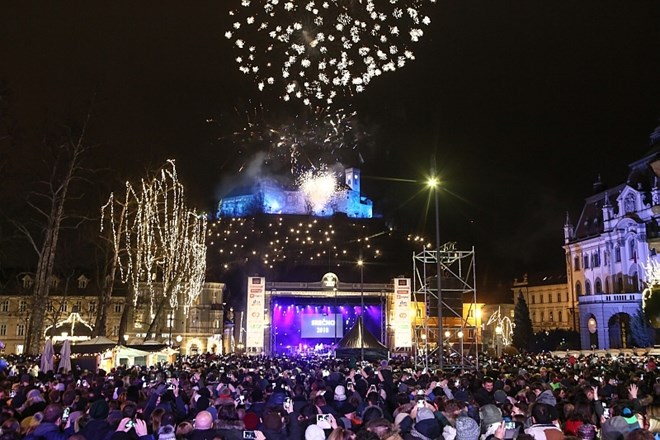 #foto #video Ognjemet nad Ljubljano si je na organiziranih praznovanjih na prostem ogledalo 55.000 ljudi