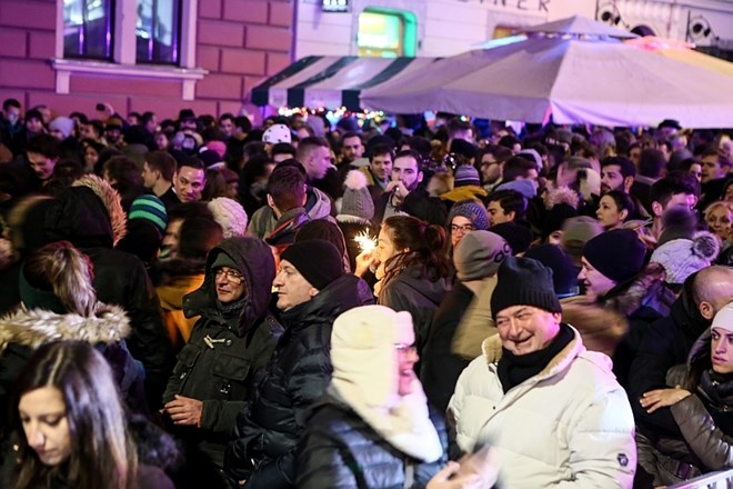 #foto #video Ognjemet nad Ljubljano si je na organiziranih praznovanjih na prostem ogledalo 55.000 ljudi