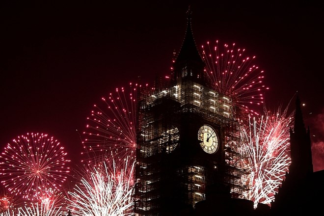 Prihod novega leta je v Londonu naznanil Big Ben.