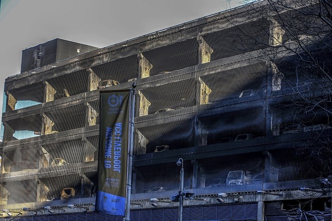 V obsežnem požaru v garažni hiši v Liverpoolu zgorelo na stotine avtomobilov