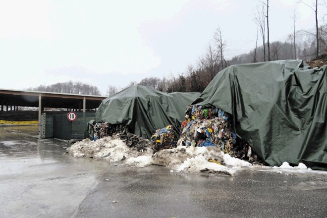Nakopičene obdelane odpadke, ki so se zunaj objektov Centra za ravnanje z odpadki na Mali Mežakli znašli zaradi logističnih...
