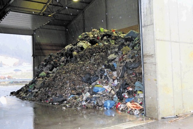 Najbolj neprijetne vonjave se s CERO Mala Mežakla širijo takrat, pravijo pristojni, ko mešane komunalne odpadke, namenjene...