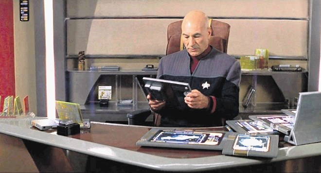Kapitan Jean-Luc Picard iz Zvezdnih stez: Naslednja generacija je bil obkrožen s pametnimi tablicami že konec 80. let.