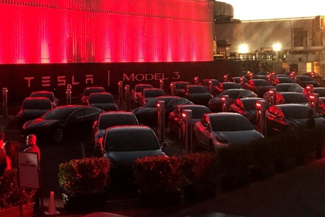 Avtomobili Tesla model 3 med predstavitvenim javnim dogodkom.