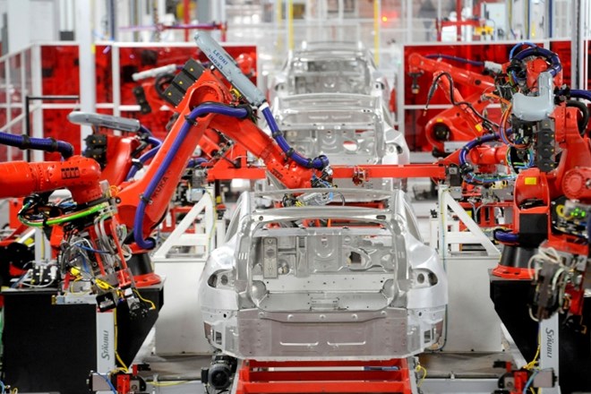 Robotske roke med sestavljanjem avtomobila Tesla model S.
