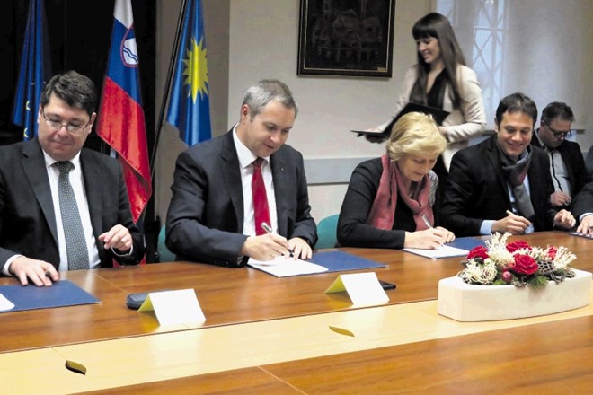 Ministra sta pismo o nameri za ureditev razmer na Vogrščku podpisala s petimi primorskimi župani.