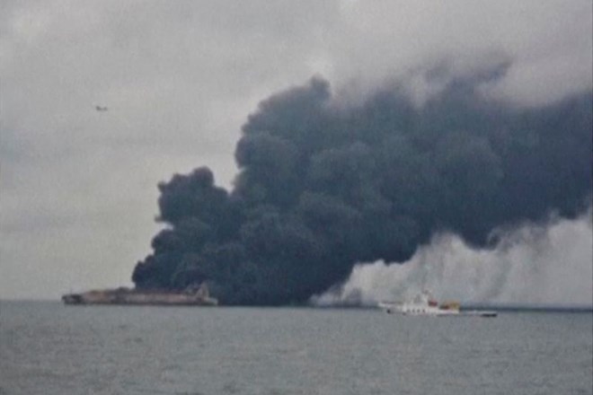 Tankerju pred kitajsko obalo grozi eksplozija in potopitev