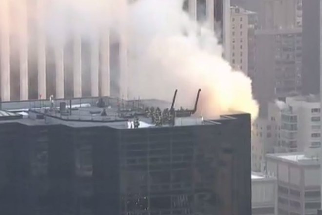 #video V požaru na strehi Trumpove stolpnice dva ranjena