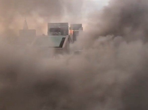 #video V požaru na strehi Trumpove stolpnice dva ranjena