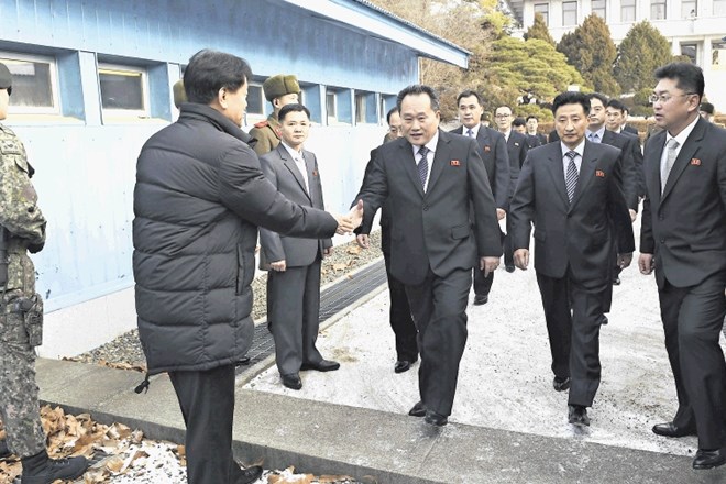 Vodjo severnokorejske  delegacije Ri Son Gwona je ob prehodu meje na južno stran demilitariziranega območja v Panmunjomu...