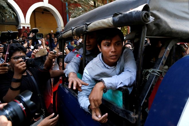 Novinar tiskovne agencije Reuters Kyaw Soe Oo ob prihodu na sodišče.