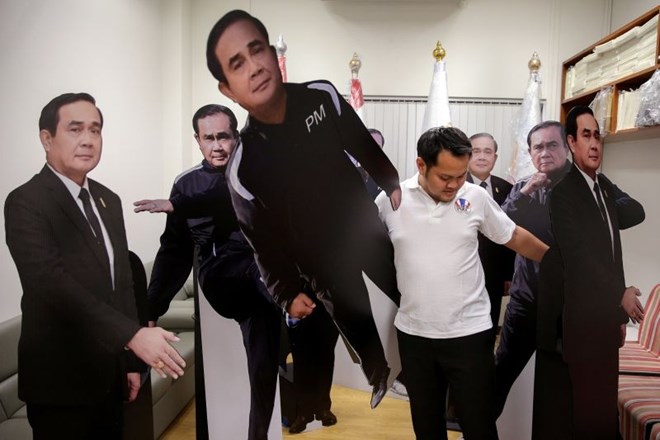 #foto #video Tajski premier vprašanja novinarjev naslovil na kartonasto podobo sebe