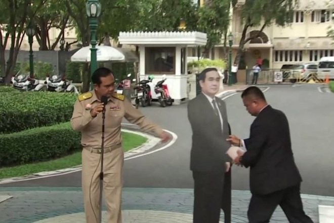 #foto #video Tajski premier vprašanja novinarjev naslovil na kartonasto podobo sebe