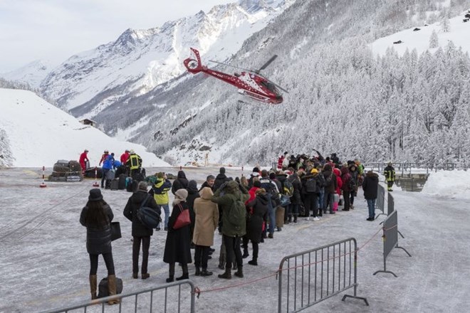 #foto #video V švicarskem smučarskem letovišču ujetih 13.000 ljudi