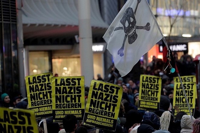 #foto Na tisoče ljudi na Dunaju protestiralo proti novi desni vladi