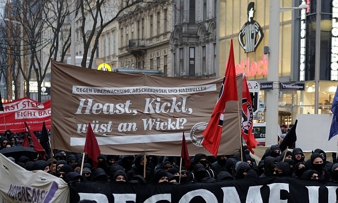 #foto Na tisoče ljudi na Dunaju protestiralo proti novi desni vladi