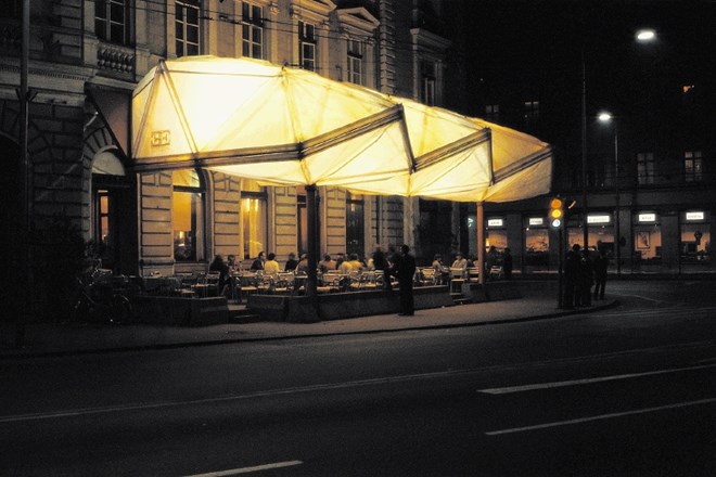 Nočni posnetek nadstrešnice nad letno kavarno Evropa iz aprila 1970. Nadstrešnica je prostorski nosilec netipičnega profila....