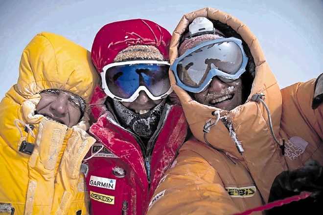 Simone Moro (levo) na vrhu Gašerbruma II (8035 m), ki ga je preplezal leta 2011 s Coryjem Richardsom in Denisom Urubkom.