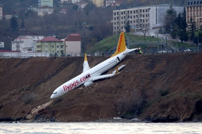 #video V Turčiji letalo ob pristanku zdrsnilo po pečini in skoraj končalo v morju
