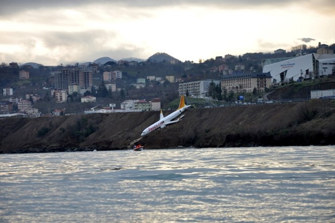 #video V Turčiji letalo ob pristanku zdrsnilo po pečini in skoraj končalo v morju