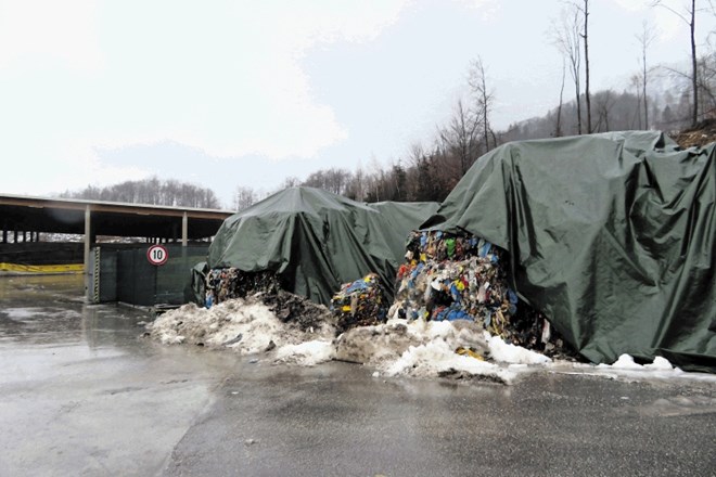 Najpozneje čez tri mesece pred CERO Mala Mežakla nad Jesenicami ne bo več nakopičenih odpadkov, ki povzročajo smrad,...