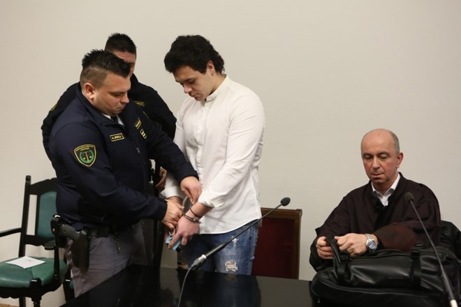 Obtoženi Stefan Cakić je priznal, da je usodno zabodel Gašperja Tiča, ni pa priznal krivde po obtožnici. Pravi, da mu ni...