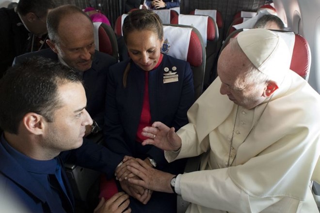 #foto #video Papež na krovu letala poročil stevarda in stevardeso 