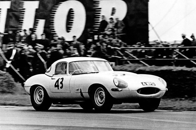 Maksimalna hitrost jaguarja E-type je bila za tiste čase spoštljivih 240 kilometrov na uro, zato je zapeljal tudi na dirkalno...