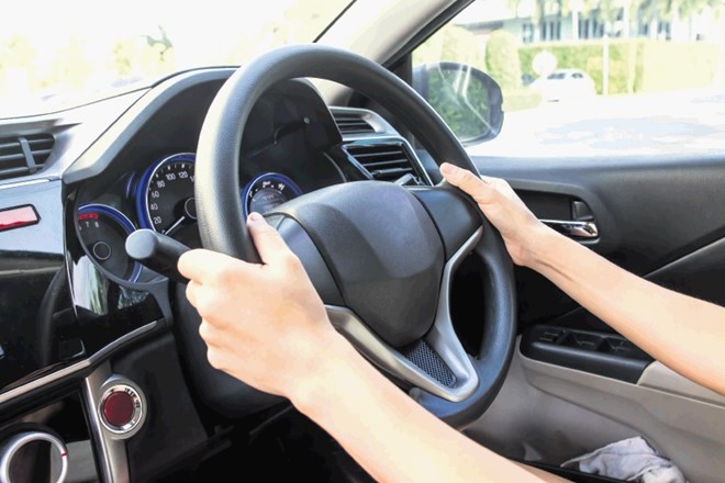 Med vožnjo ni pomemben le način sedenja, temveč tudi pravilen oprijem volana. Prijeti ga moramo z obema rokama v položaju...