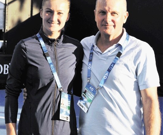 Dalila Jakupović z očetom Senadom na igrišču številka 20 v Melbournu, kjer je dosegla prvo zmago na turnirju največje...