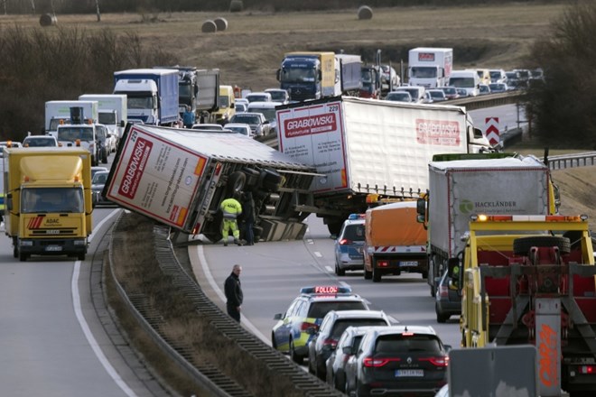 Na avtocesti v bližini nemškega mesta Erfurt je prišlo do prometne nesreče.