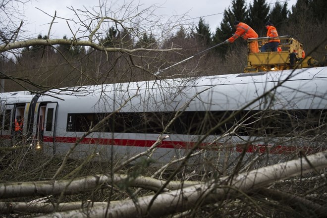 Drevesa je v Nemčiji podiralo tudi na železniško progo med Hannovrom in Goettingenom.