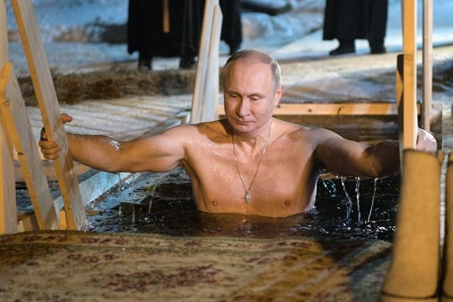 #foto #video Pogumni Putin brez majice zabredel v mrzlo jezero