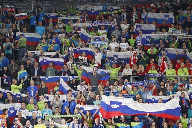 Slovenski navijači so v velikem številu glasno spodbujali slovenske rokometaše.