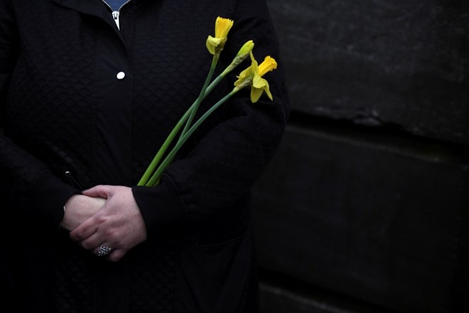 Od Dolores O'Riordan so se poslovili z rumenimi rožami, ki so predstavljale neskončno sonce.