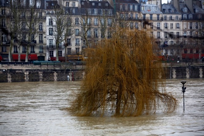 V Parizu poplavlja Sena, Francija se pripravlja na poplave