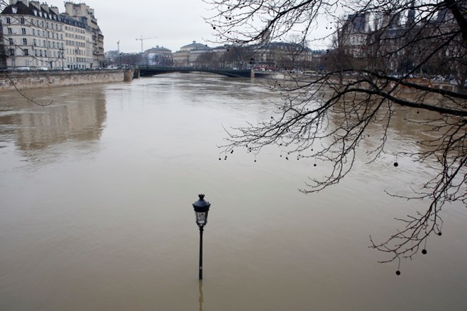 V Parizu poplavlja Sena, Francija se pripravlja na poplave