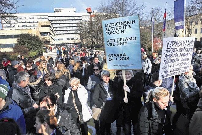 Protesta zaposlenih v ljubljanskem UKC se je udeležilo okoli 500 zaposlenih.