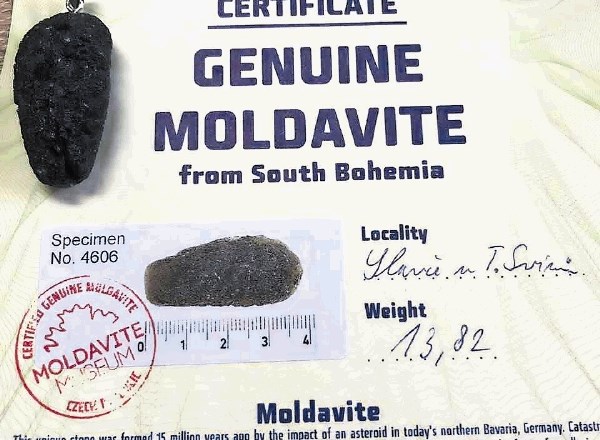 Certifikat, da gre za pravi moldavit, torej kamen iz vesolja. Za kamen na fotografiji boste odšteli akcijskih 333 evrov.